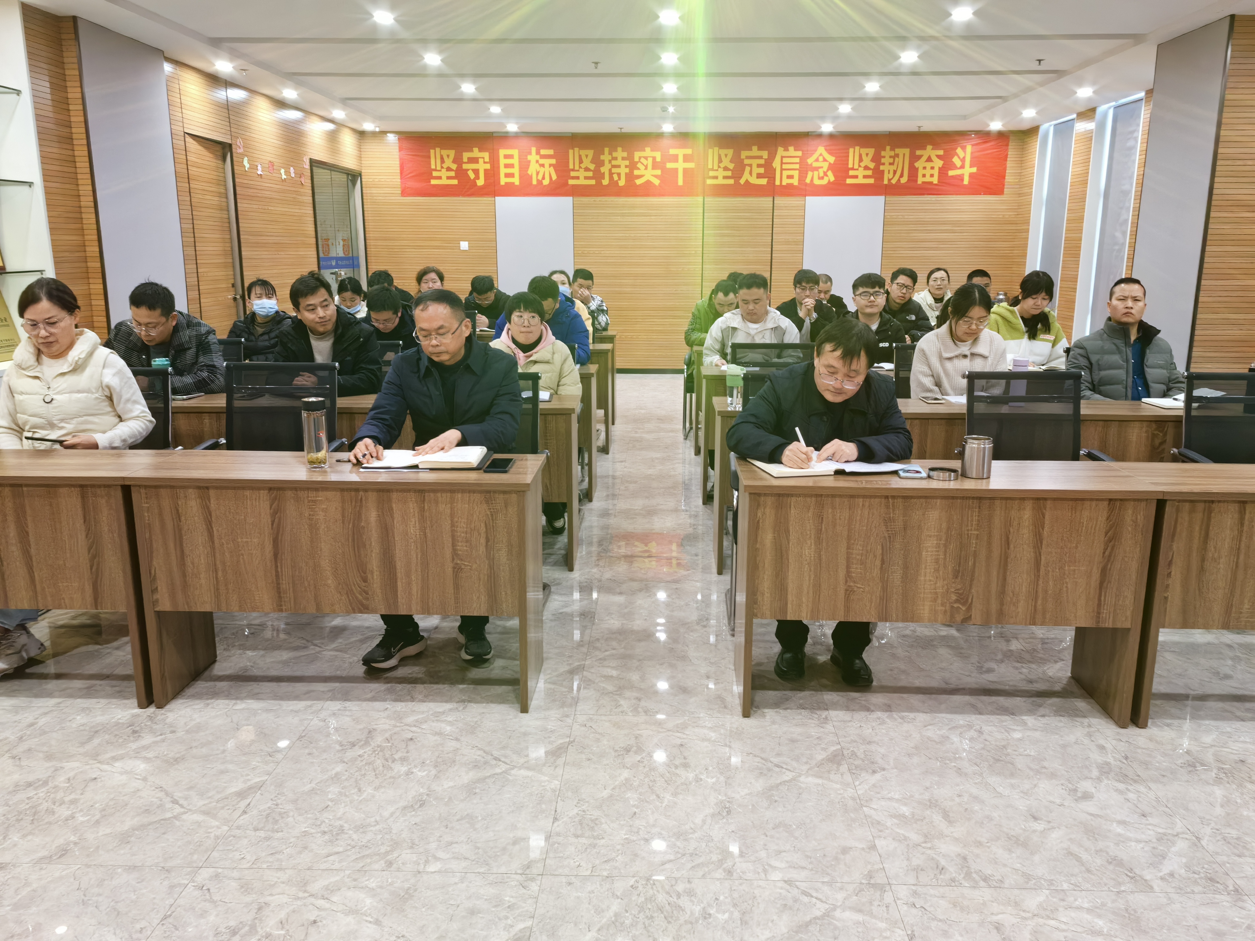 堅(jiān)守目標(biāo) 堅(jiān)持實(shí)干 堅(jiān)定信念 堅(jiān)韌奮斗 ——總結(jié)2023，共繪2024新篇章